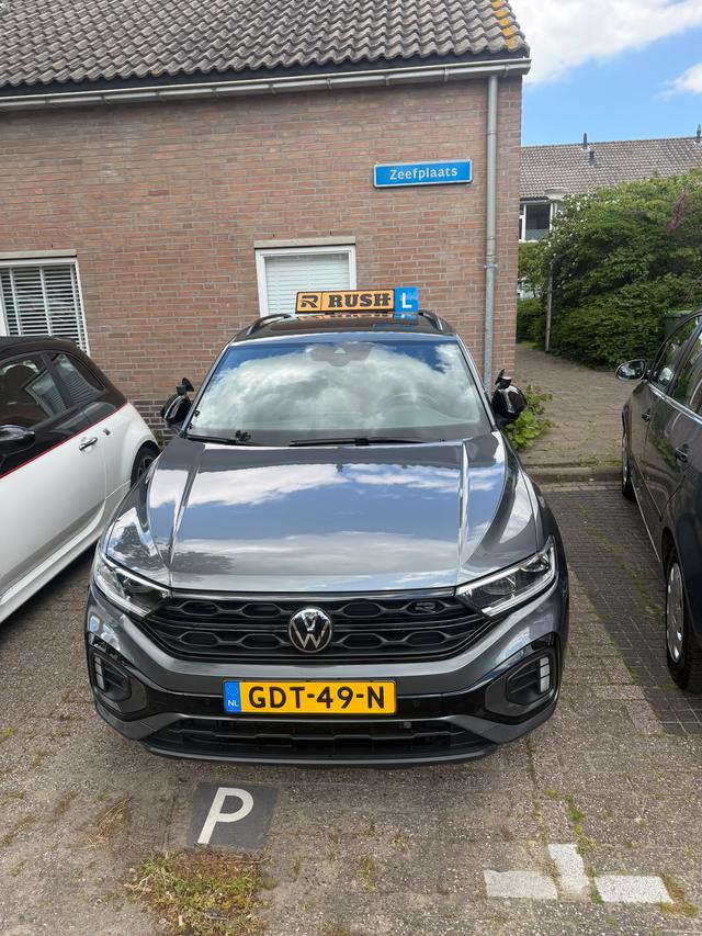 De lesauto van Rijschool Rush